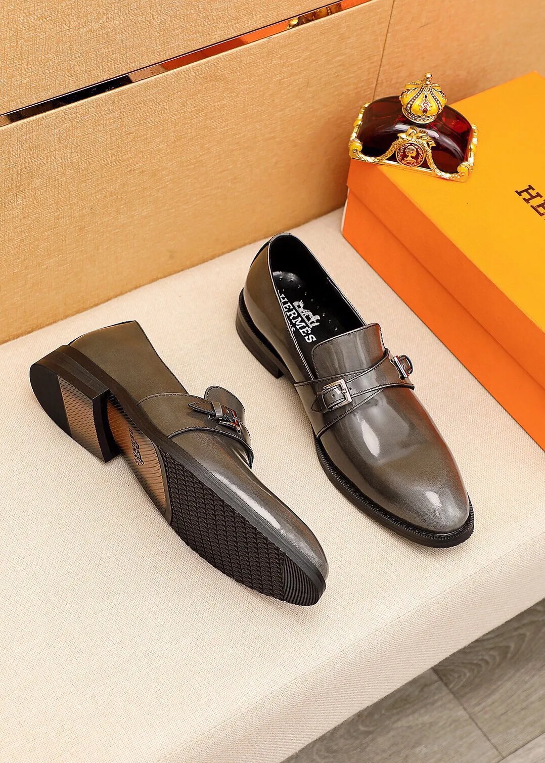 Men's shoes 💰480 💐 Product trademark: HERMES "Hermès" casual leather shoes Regular size: 38-44 (45🉑️customized) Product materials: Selected imported first-layer calfskin upper + classic hardware buckle, imported water-dyed 🐂 cowhide lining. Strong three-dimensional visual effect, non-slip and wear-resistant combination outsole Color: 2⃣️colors available